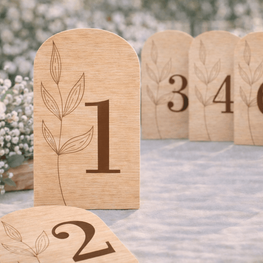 Meseros de boda personalizados con diseño botánico de hoja natural en madera de calabo