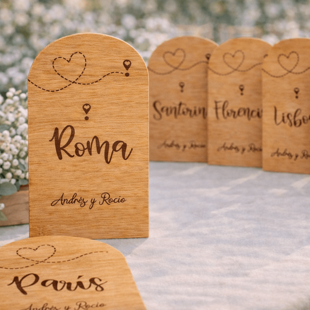 Mesero de boda madera barnizada teka oscura con país o ciudad personalizado grabado láser