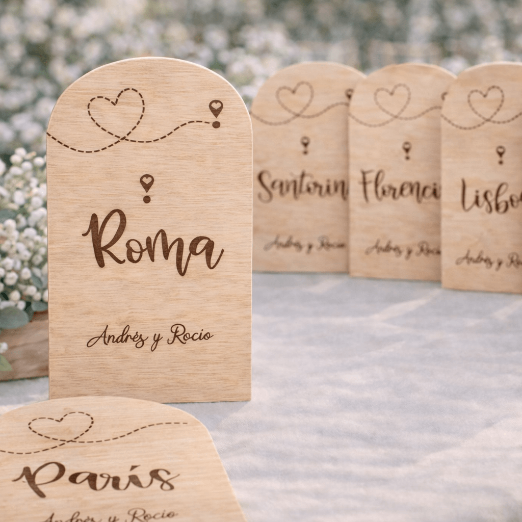 Meseros de boda personalizados con diseño viajeros y países o ciudades en madera de calabo