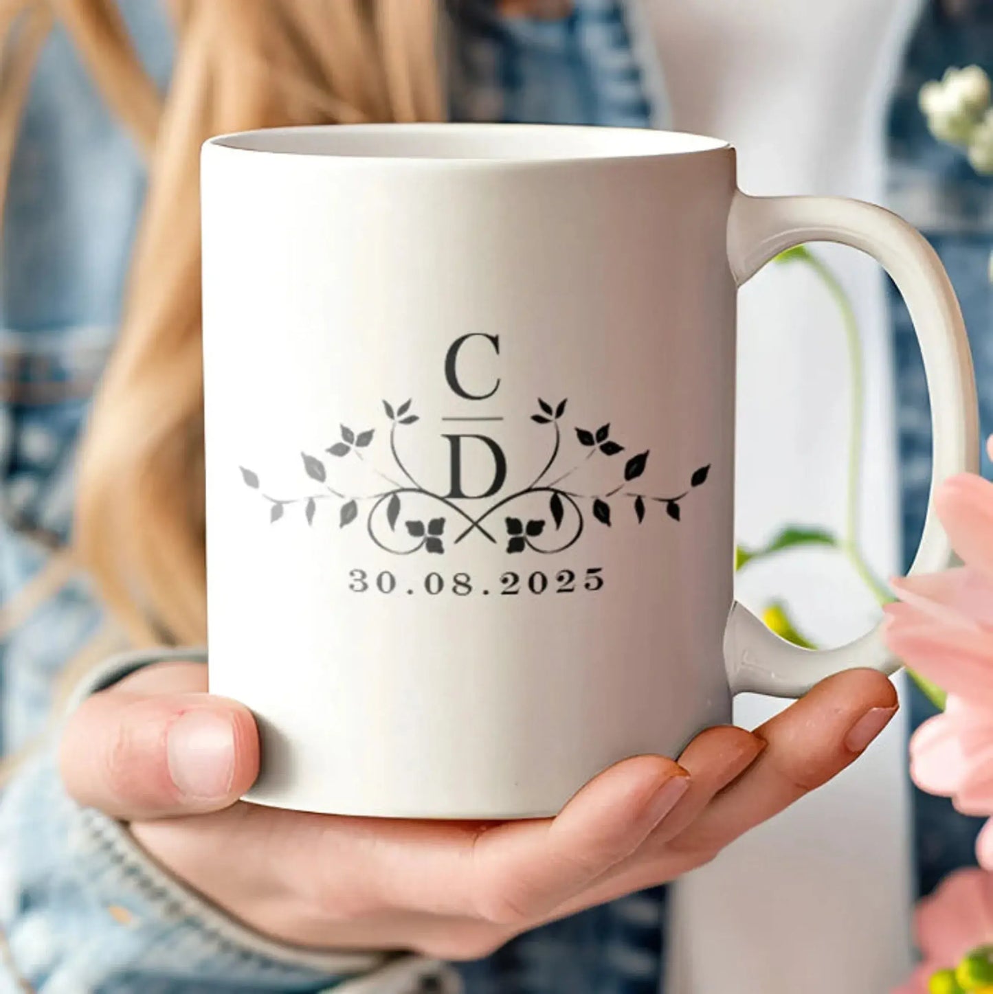 Detalle de taza personalizada con diseño para bodas, impresión por sublimación duradera y resistente