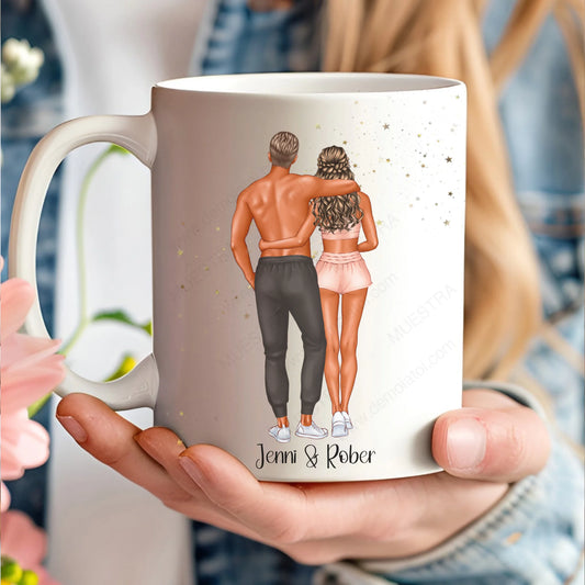 Taza personalizada con ilustración de pareja fitness y nombres para regalo de San Valentín.