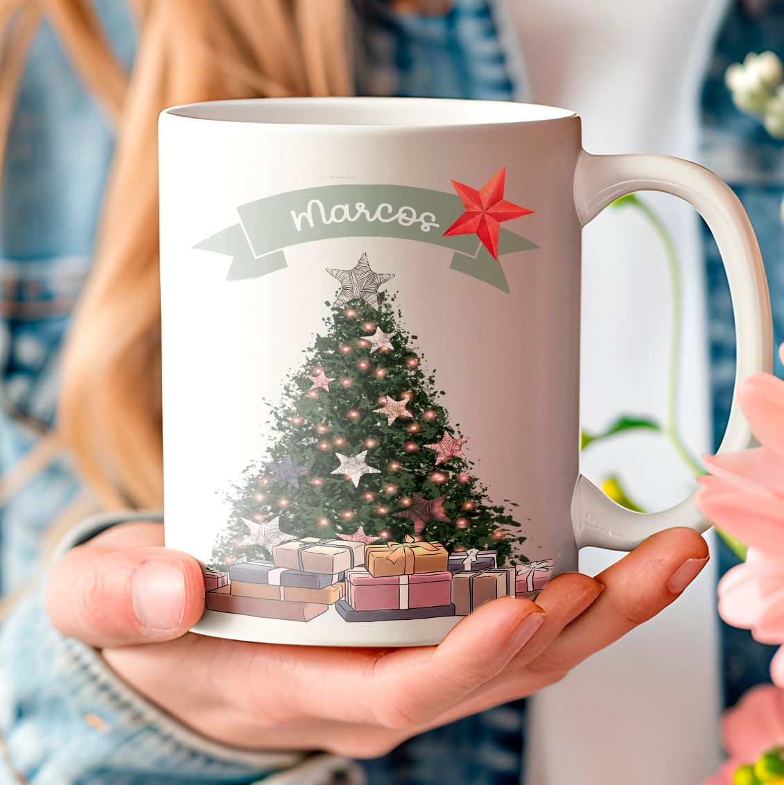 Taza de Navidad personalizada con nombre en cinta verde y árbol navideño con regalos · De Moi à Toi
