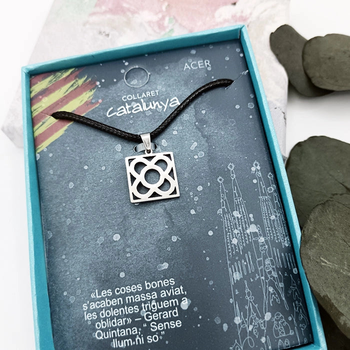 Collar con panot de Barcelona en plata y cordón de cuerda, regalo único para mujer