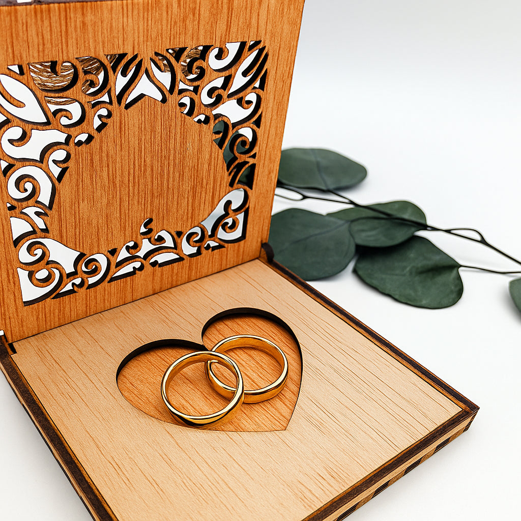 Interior de caja porta alianzas con corazón y espacio para los anillos
