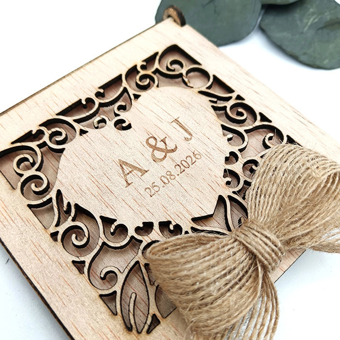 Detalle de boda: caja de madera con filigrana y fecha grabada
