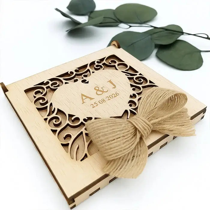 Caja porta alianzas de madera personalizada con grabado de nombres y fecha