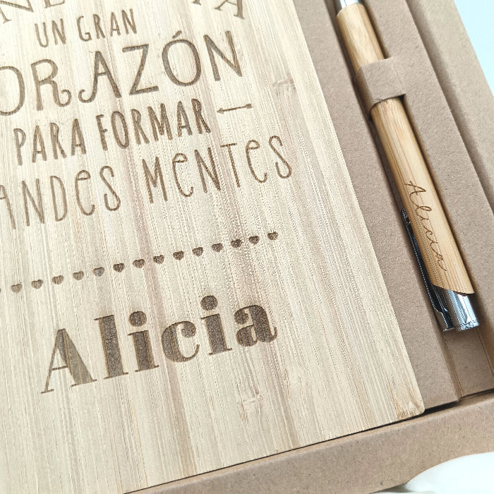 Detalle de grabado láser en libreta y bolígrafo como regalo original