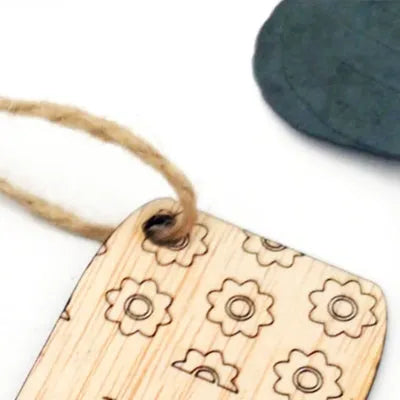 Recordatorio marcapáginas de madera personalizado fiestas infantiles