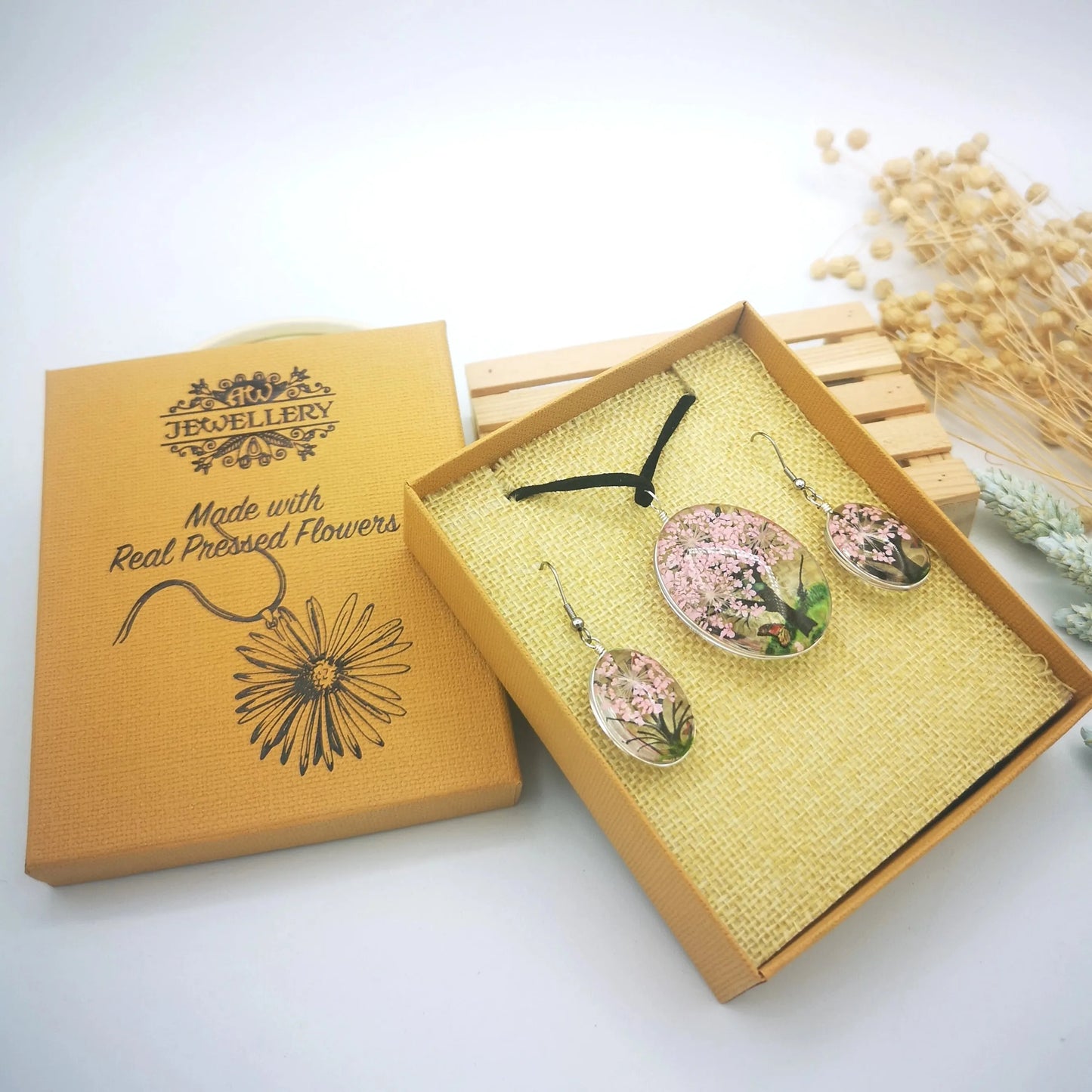 Conjunto de collar y pendientes con flores prensadas – Árbol de vida Sakura