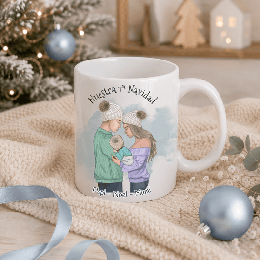 Taza Nuestra Primera Navidad Personalizada con Ilustración Papá, Mamá y Bebé