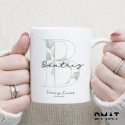 Taza personalizada con inicial y diseño bonito natural