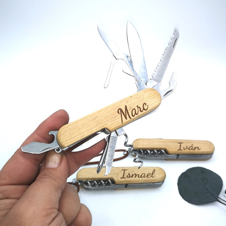 Navaja multiusos personalizada de madera grabada con nombre