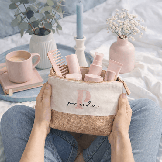 Neceser personalizado con inicial y nombre como regalo práctico para mujer y amigas