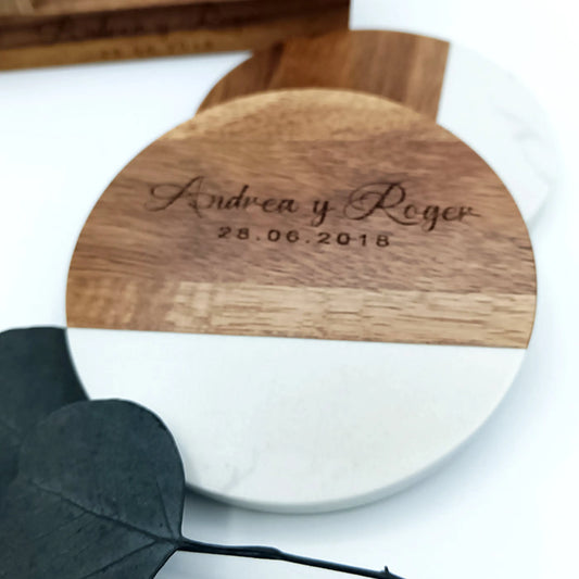 Detalle elegante de invitados con portavasos rústicos grabados