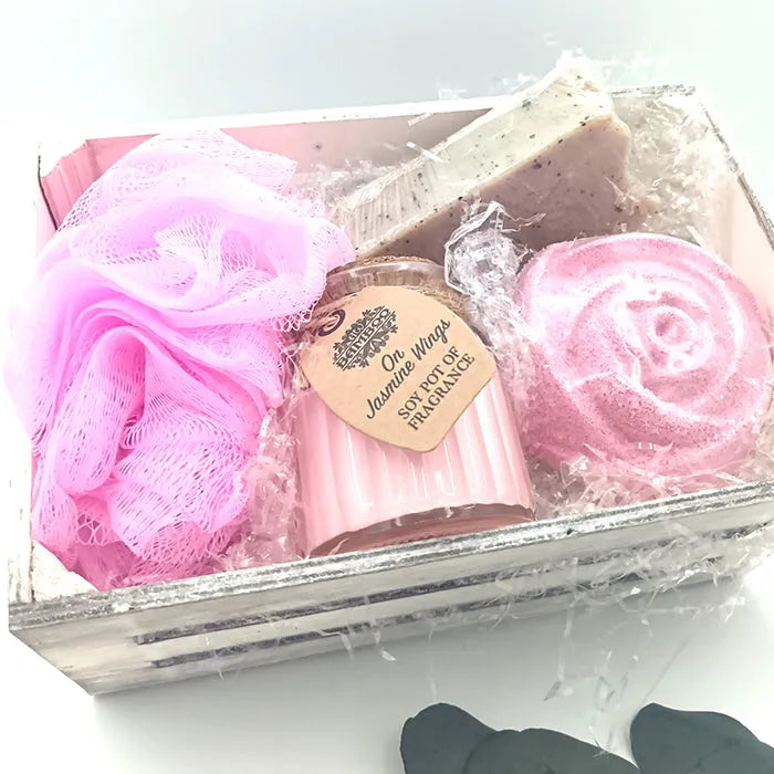 Caja de madera con corazón pintado a mano