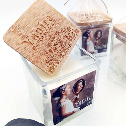 Vela personalizada como Detalle artesanal para invitados con aroma de vainilla.