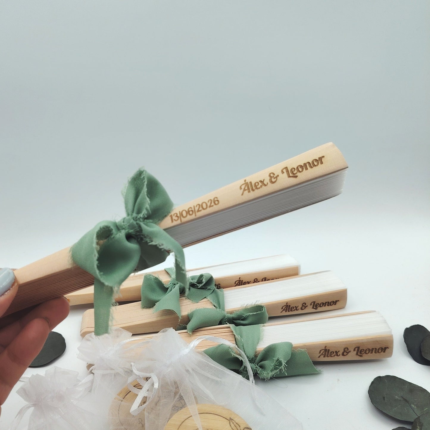 Detalle de boda de verano personalizado con nombres y fecha, práctico y original