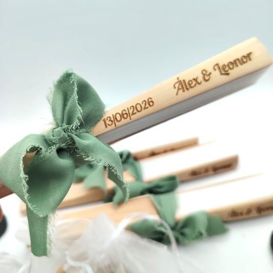 Abanicos personalizados con nombre y fecha como regalo de boda práctico y natural