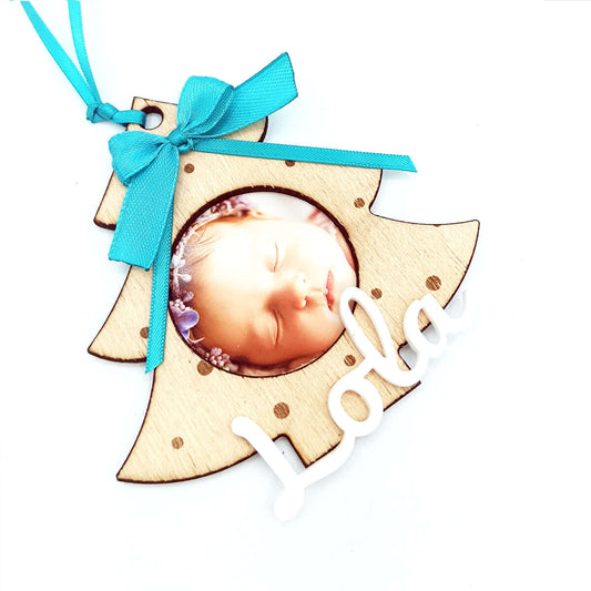 Adorn de Nadal de fusta en forma d'arbre, personalitzat amb fotografia i llaç turquesa.