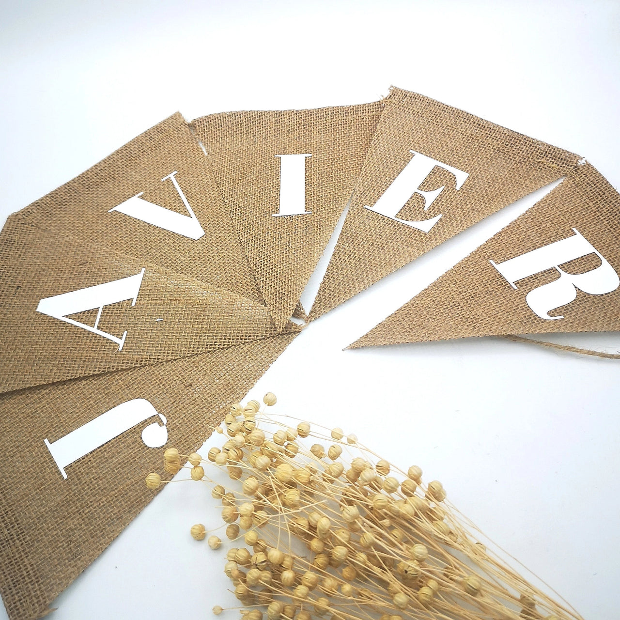 banderines personalizados con letras y símbolos en yute