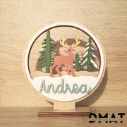 Detalle de navidad de madera con nombre tallado