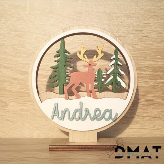 Detalle de navidad de madera con nombre tallado