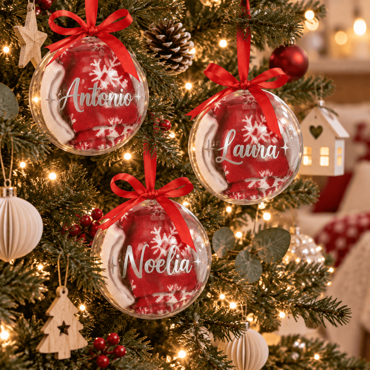 Bola de Navidad Personalizada con Nombre y Calcetines