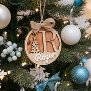 bola de madera personalizada con inicial tallada – adorno navideño artesanal