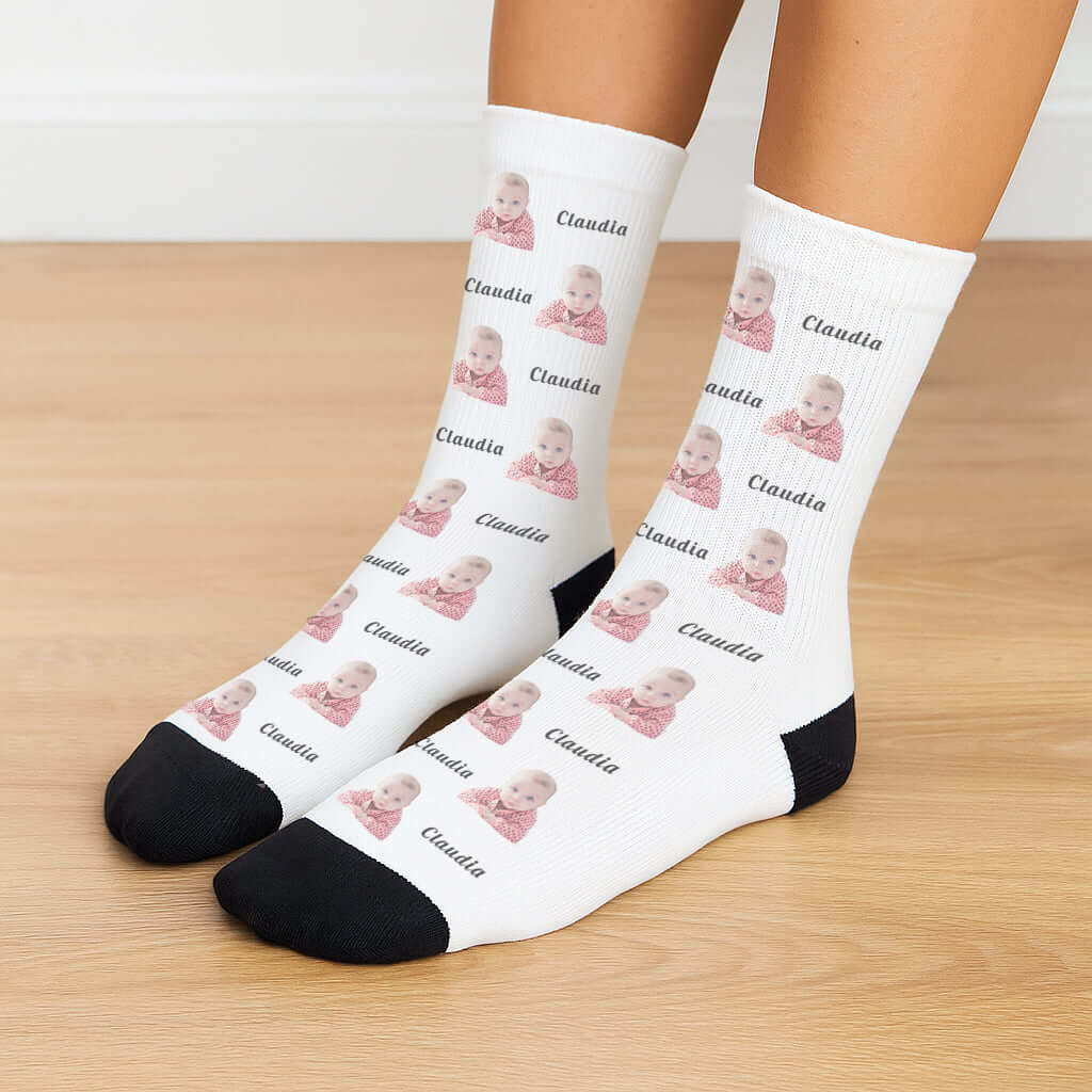 regalo original para padres, madres y padrinos de bebé. Calcetines personalizados con fotografía y texto