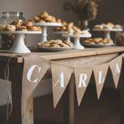 decoración rústica con banderines de arpillera natural personalizados