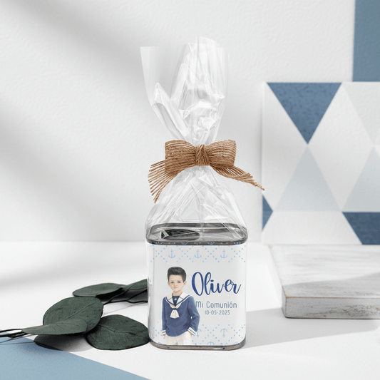 Regalo de comunión marinero para invitados con latita de aceite personalizada y presentación con yute.