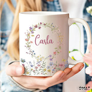 Taza personalizada con nombre y flores silvestres para regalar