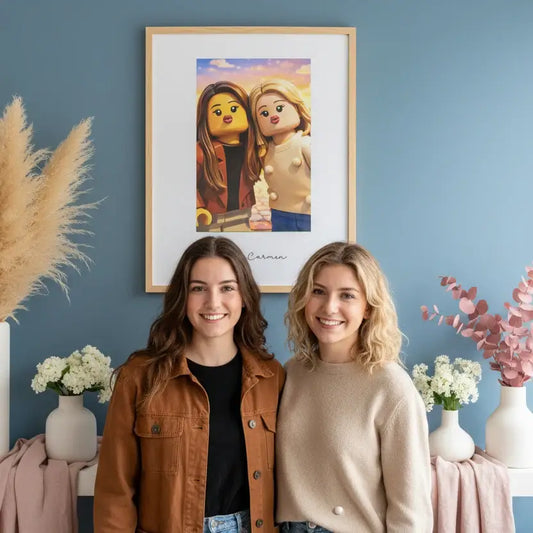 Amigas con su cuadro personalizado de caricatura estilo Lego hecho desde foto
