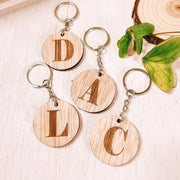 Llavero de madera inicial grabada - Regalo original personalizado - DE MOI À TOI