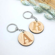 Llavero de madera inicial grabada - Detalle de invitados y marcasitios -- DE MOI À TOI