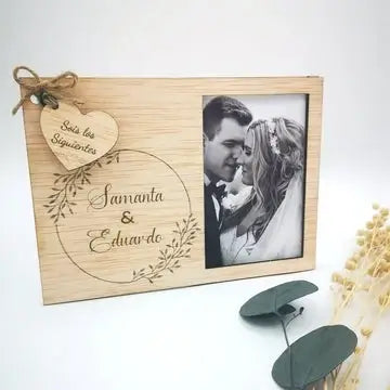 Marco de fotos personalizado para parejas · detalle artesanal de madera