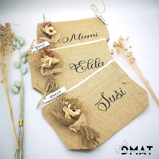 neceser de yute natural personalizado con nombre y flores de tela – regalo artesanal para invitadas