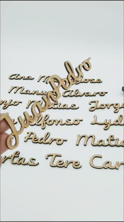 Nombres de boda de madera tallados a láser - De moi a toi