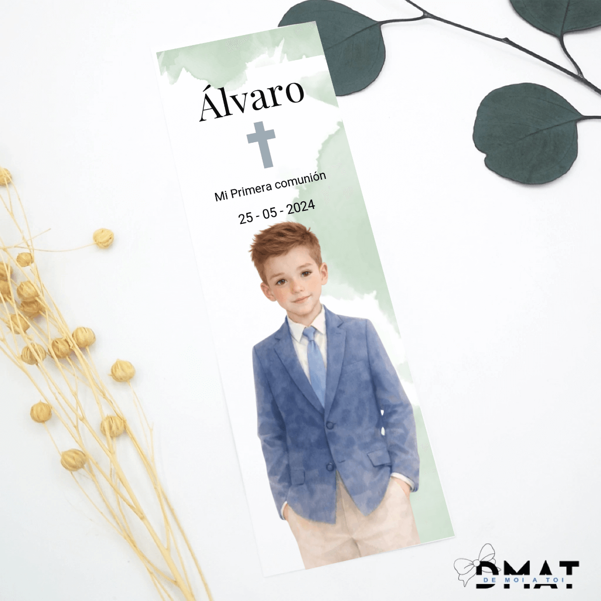 Recordatorio de comunión impreso personalizado con muñeco y texto en tonos verdes con detalles a juego