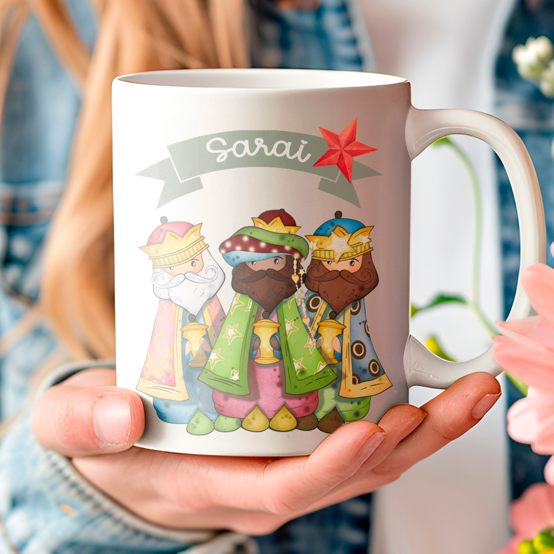 Taza de Reyes Magos personalizada con nombre en cinta verde y los tres Reyes · De Moi à Toi