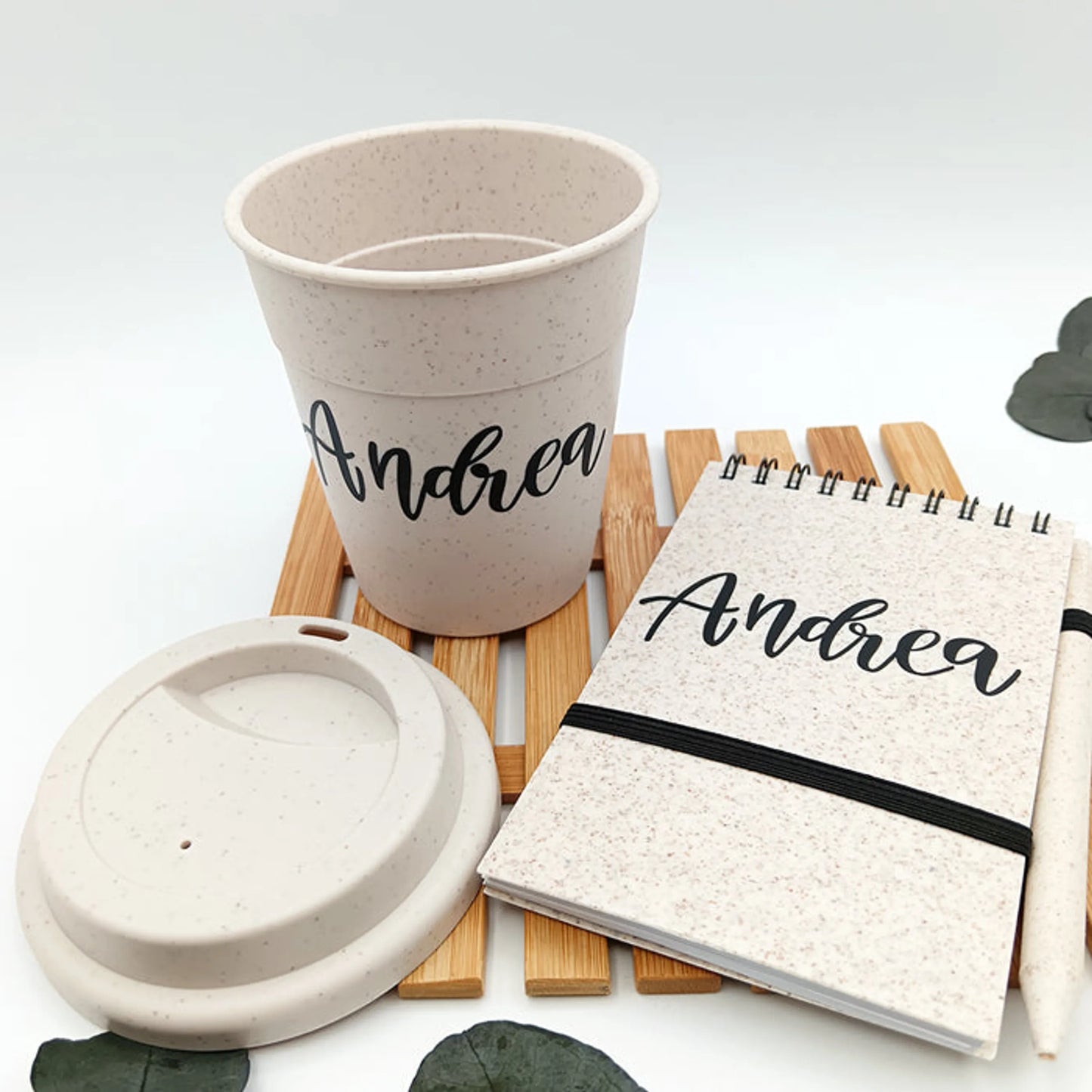 Regalo original Vaso con tapa, libreta con bolígrafo y presentación eco-friendly.