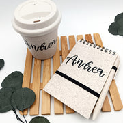 Detalle original para invitados: set personalizado con nombre sostenible.