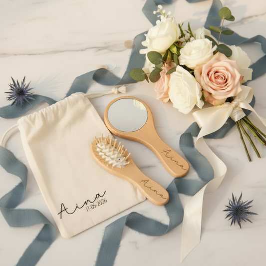 Detalle de grabado láser en espejo de madera con nombre personalizado para invitadas infantiles de boda