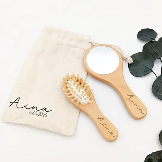 Detalle de bautizo personalizado con espejo y cepillo de madera