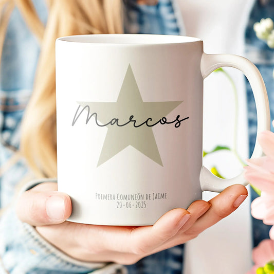Taza personalizada con nombre y estrella verde para invitados de celebración
