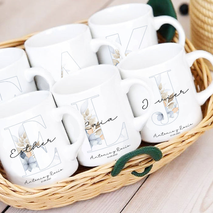 Taza personalizada con inicial y nombre para invitados de boda