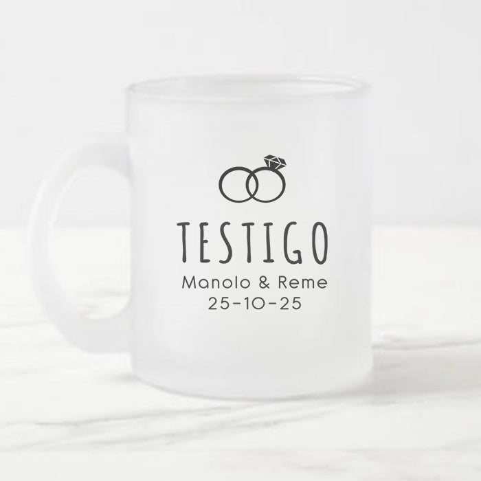 Taza de cristal personalizada para regalar a testigo con nombres y fecha de boda