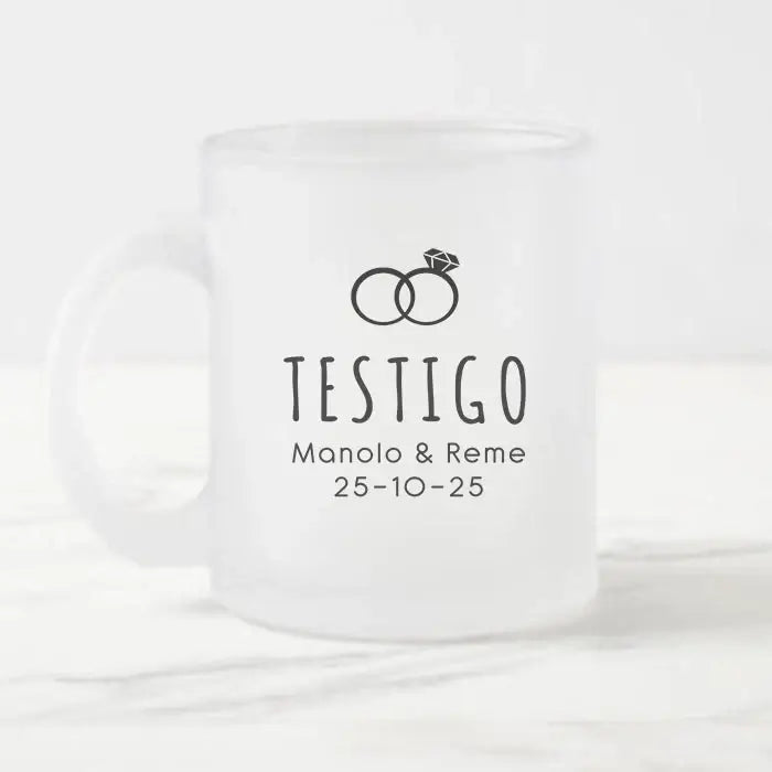 Taza de cristal personalizada para regalar a testigo con nombres y fecha de boda