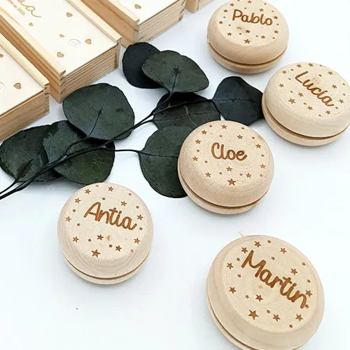 Yoyo de madera grabado a láser con nombres como detalle de invitados de boda, bautizo y comunión