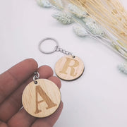 Llavero de madera personalizado con inicial - De moi a toi